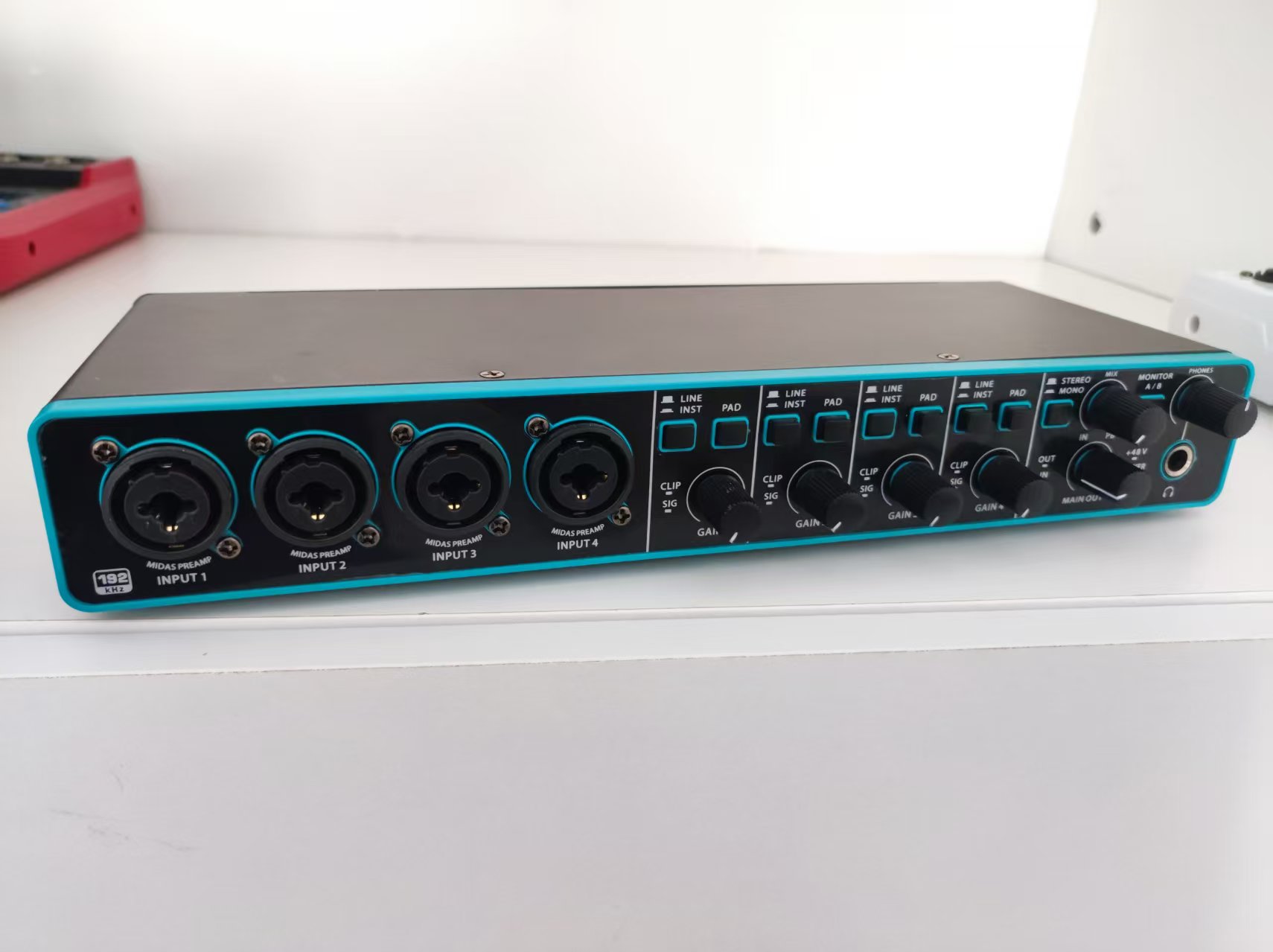 Profesjonalny 4-kanałowy inter – Studio Audio Interface With 48V Phantom recenzja i cena